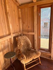 Maison mobile 20 pieds x 8, recouverte en bois usagé, toit en acier, meublée et confortable