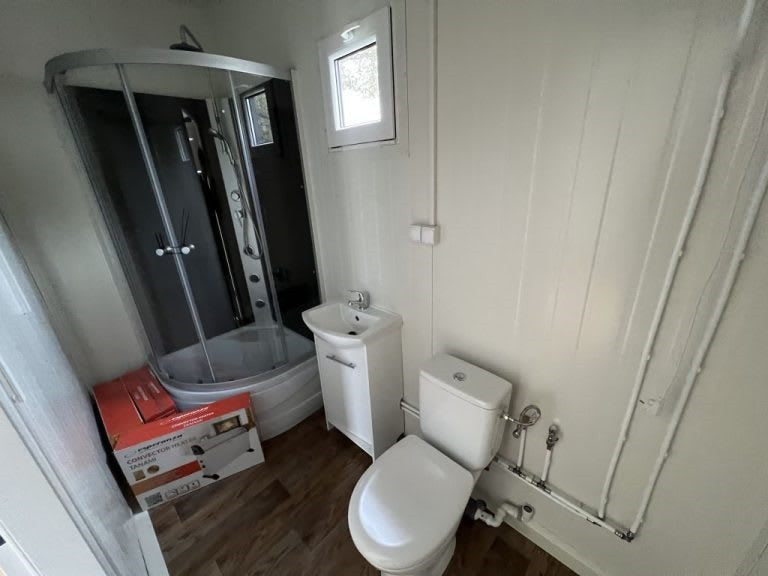 Maison Mobile 20 Pieds x 8 Pieds - Entièrement Fini, Intérieur et Extérieur en Bois Traité, Prêt à l'Emploi