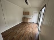 Maison Mobile 20 Pieds x 8 Pieds - Entièrement Fini, Intérieur et Extérieur en Bois Traité, Prêt à l'Emploi