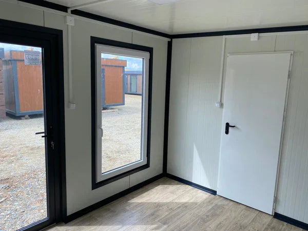 Bureau mobile 4 saisons – 40 x 8 pi – Double vitrage – Salle de bain intégrée