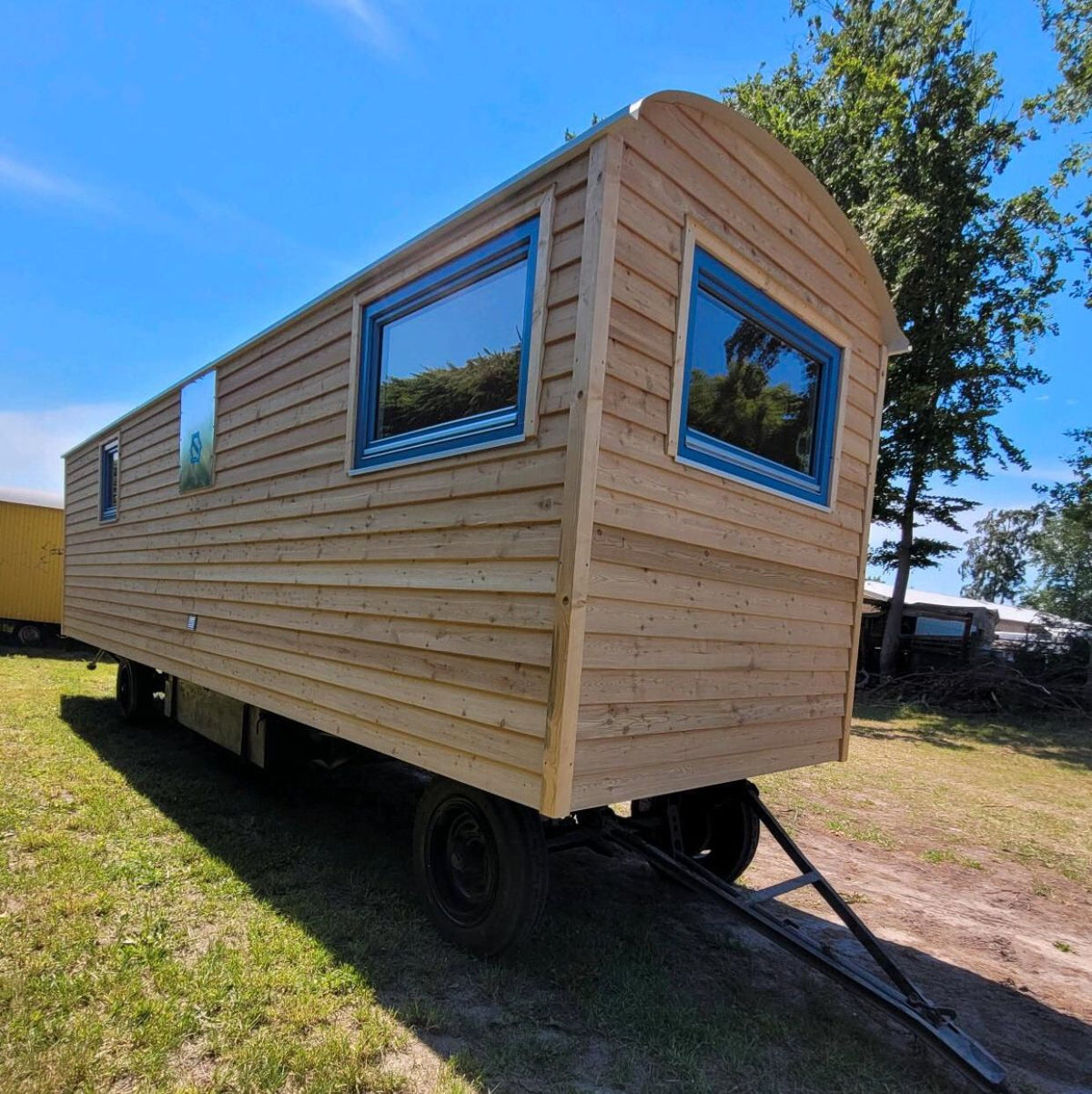 Remorque mobile 4 saisons – 40 x 8 pi – Acier & bois – Finition complète – Poêle à bois inclus