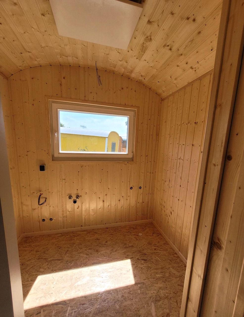 Remorque mobile 4 saisons – 40 x 8 pi – Acier & bois – Finition complète – Poêle à bois inclus