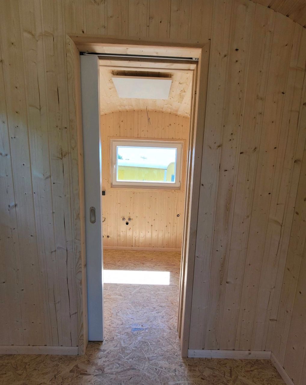 Remorque mobile 4 saisons – 40 x 8 pi – Acier & bois – Finition complète – Poêle à bois inclus