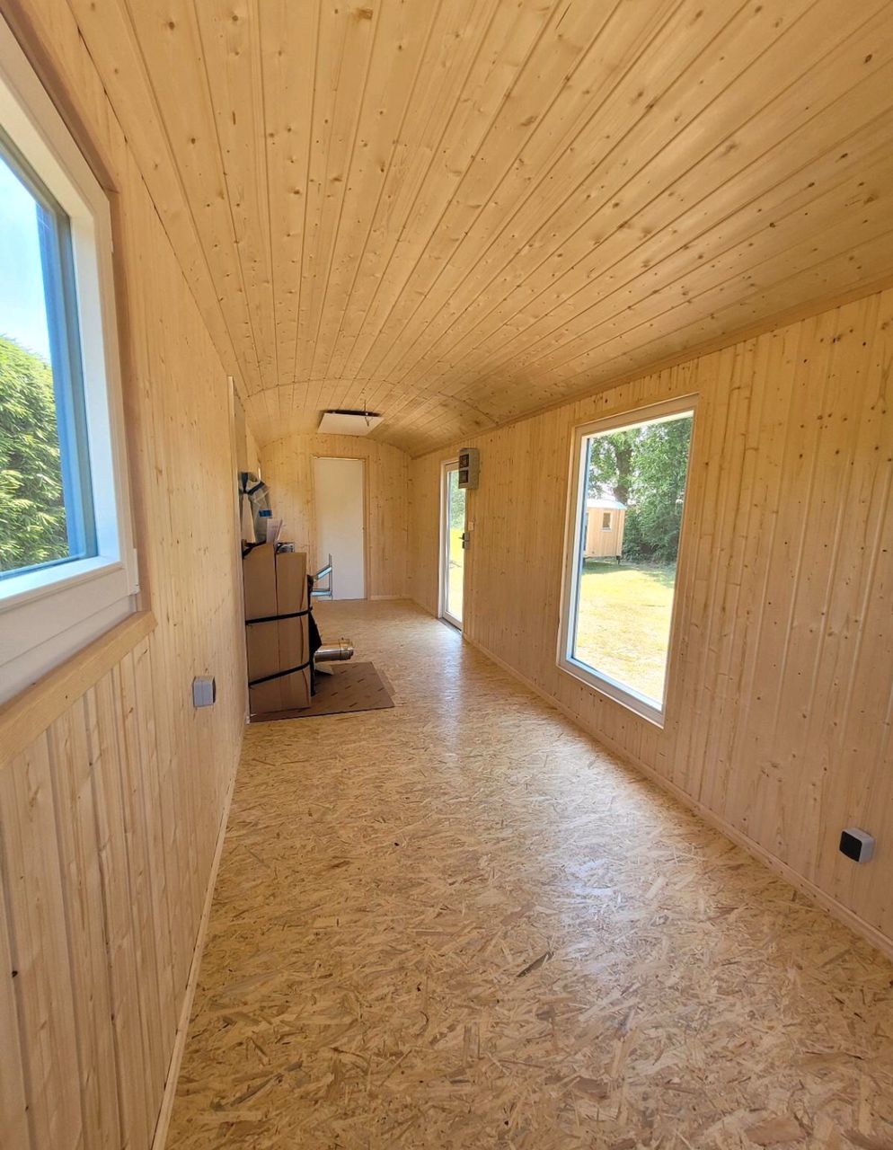 Remorque mobile 4 saisons – 40 x 8 pi – Acier & bois – Finition complète – Poêle à bois inclus