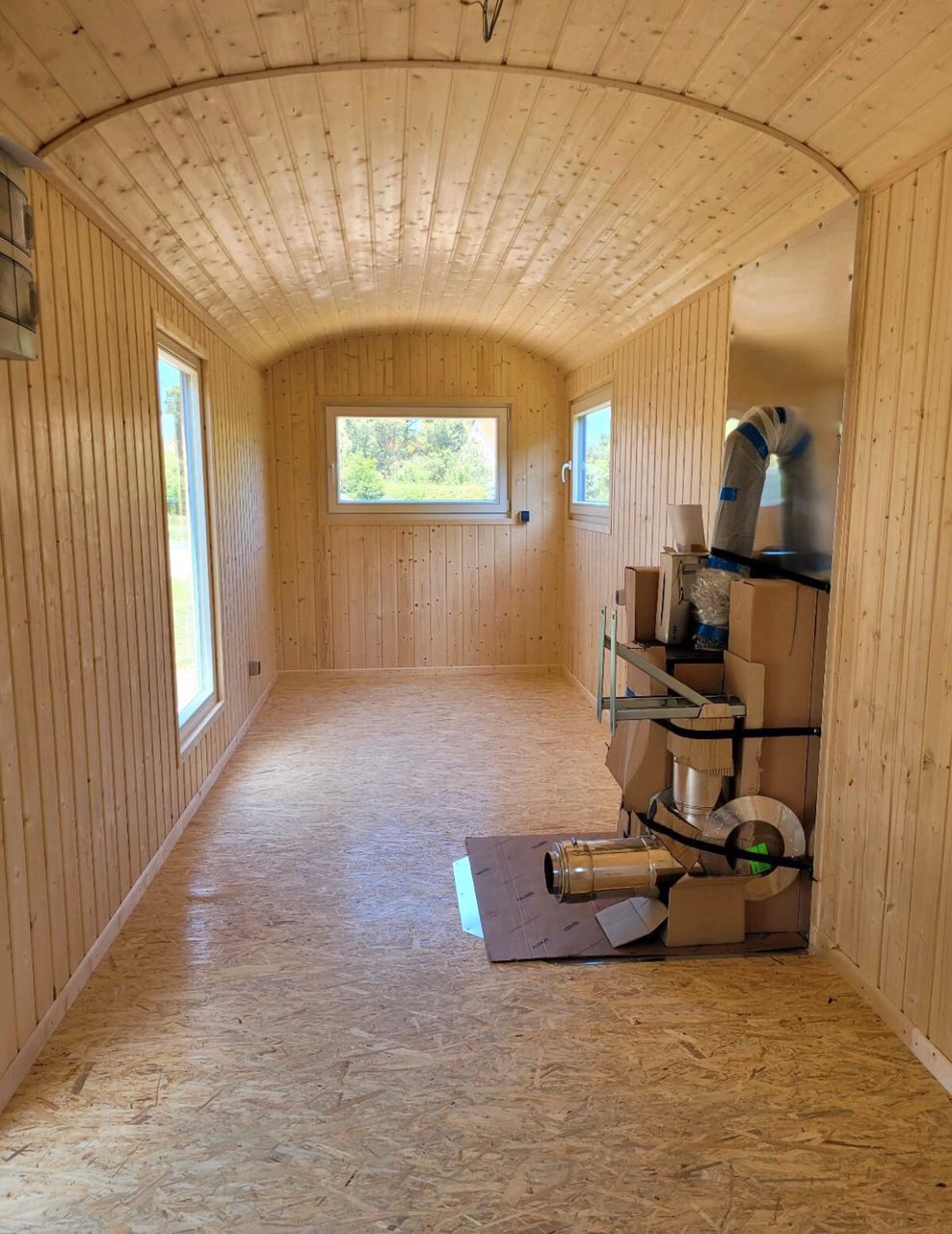 Remorque mobile 4 saisons – 40 x 8 pi – Acier & bois – Finition complète – Poêle à bois inclus